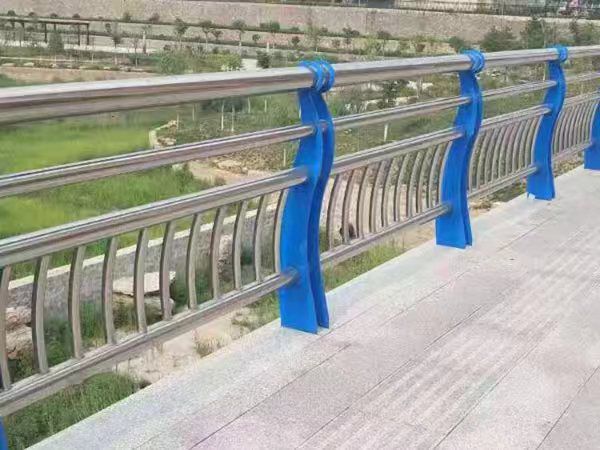 不銹鋼碳素復(fù)合管護(hù)欄